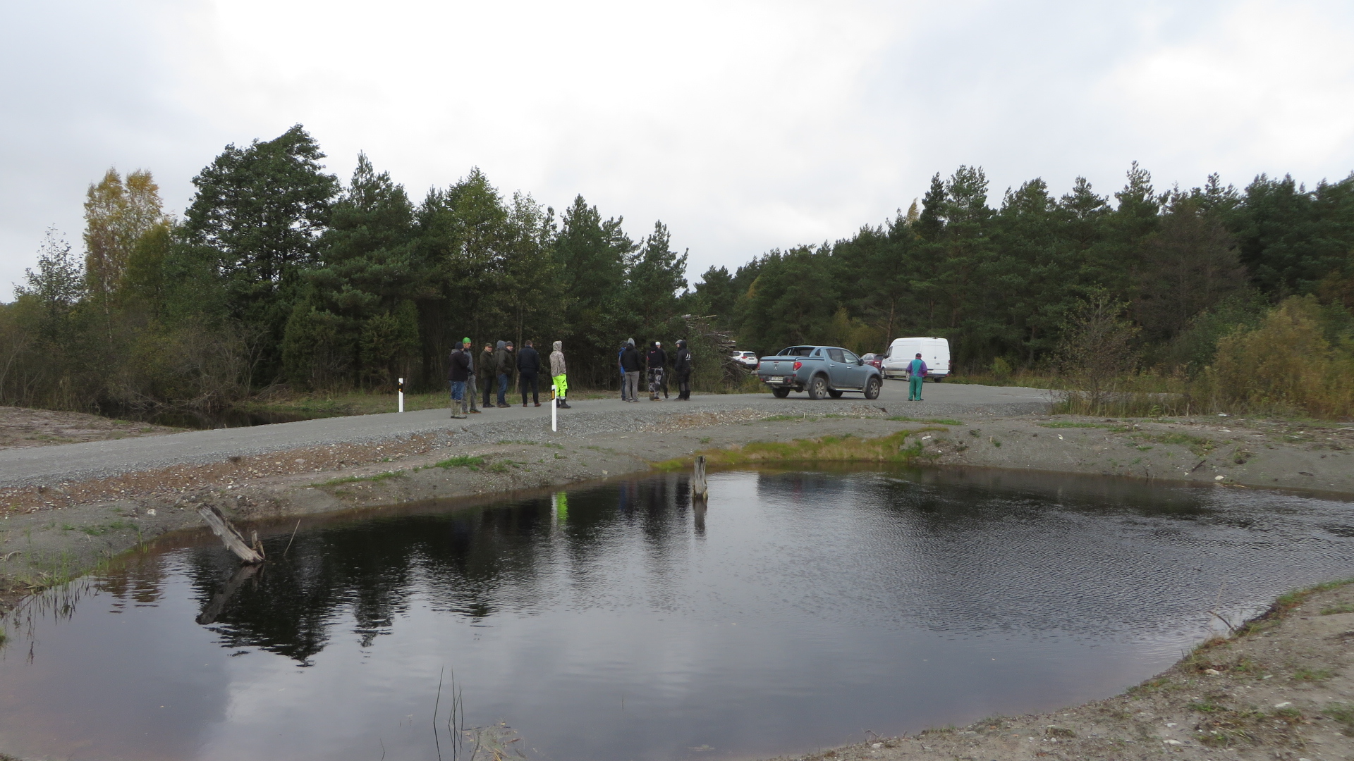 Inimesed ja autod kruusatel