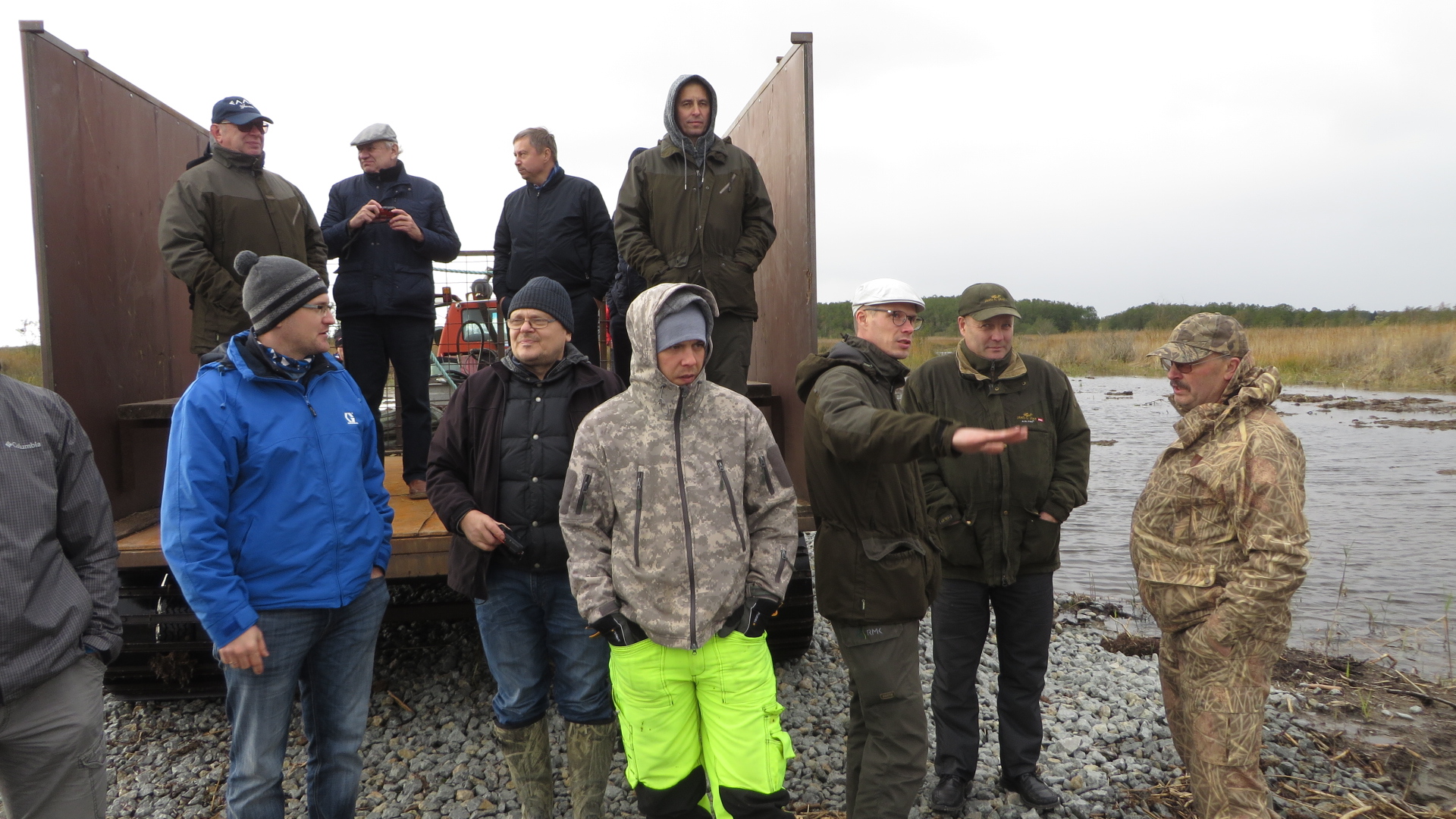 inimesed ja roomik vee ääres