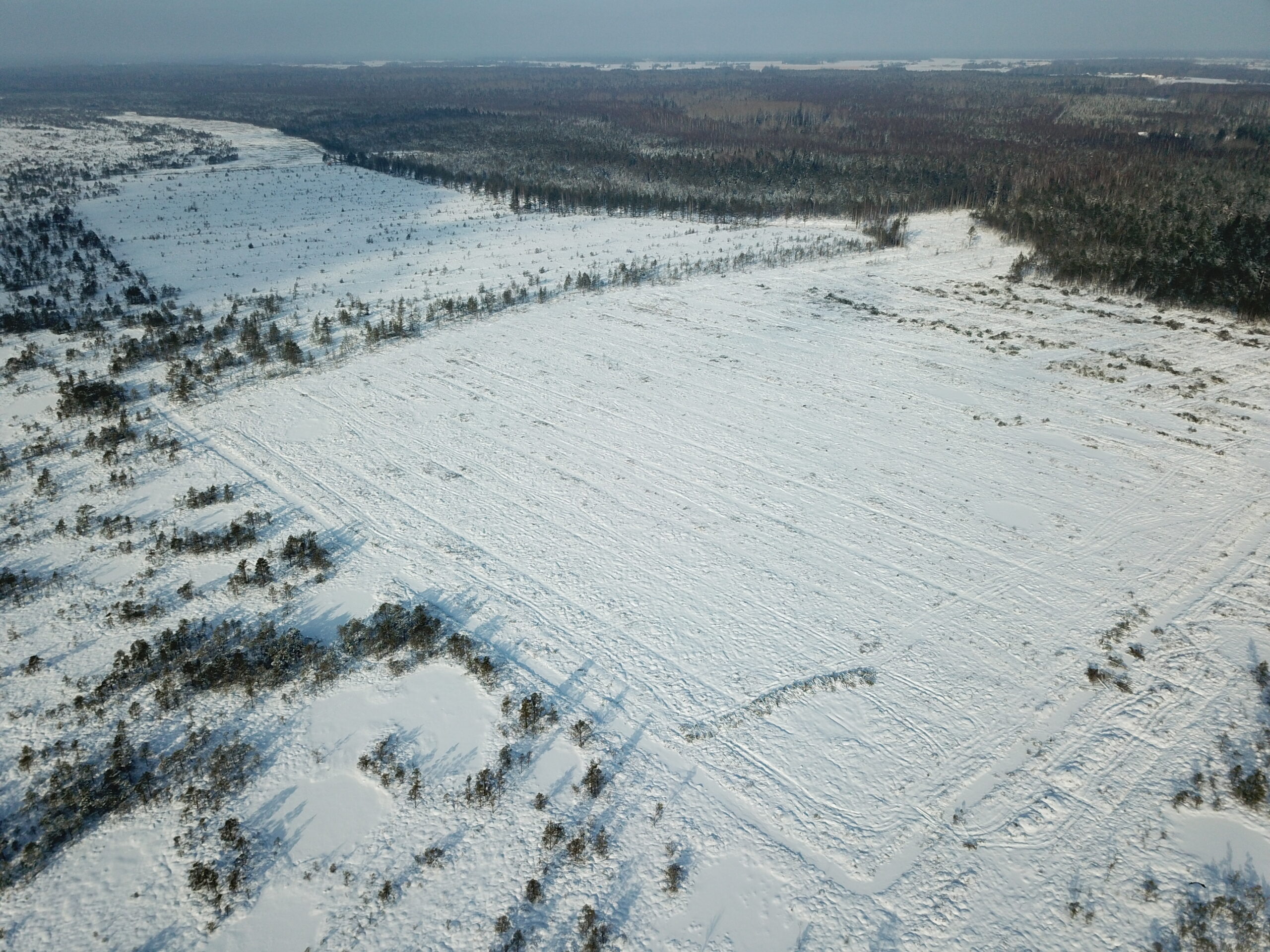 Droonifoto lumisest tööalas