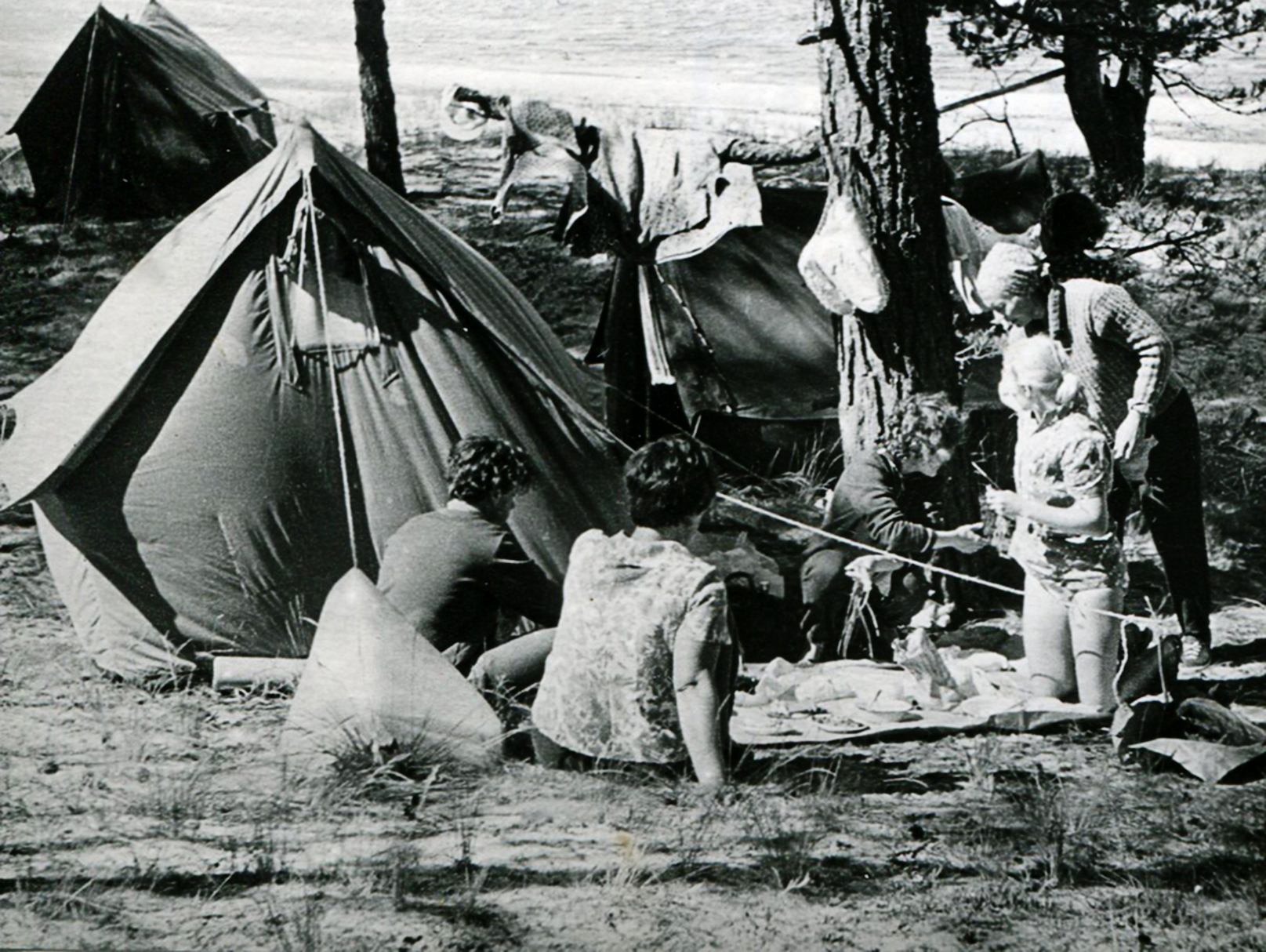 Tervishoiutöötajate suvine puhkelaager Kabli rannas 1970. aastal. Foto: TERVISHOIUMUUSEUM (THM F 5086:1) Telkimine Kabli rannas 1970