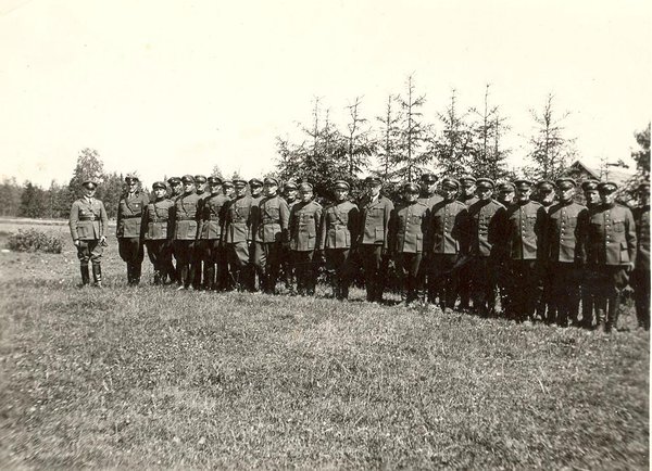 Osalt sõjaväestatud korra taustal oli loogiline, et pea kõik metsateenijad kuulusid ka kaitseliitu. Pildil Pärnu ja Kilingi metskondade töötajad riigikaitse õppuse rivistusel 1936. aastal.