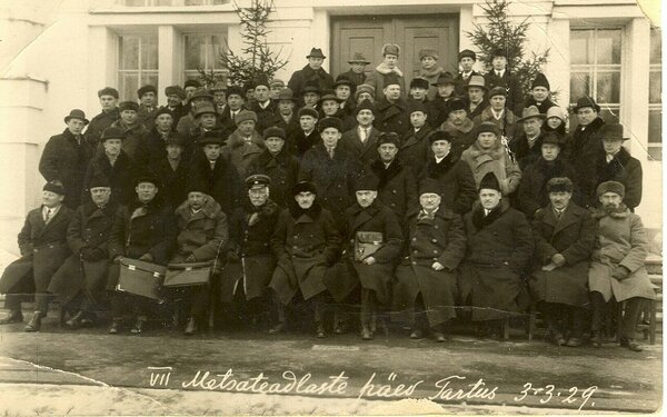 VII metsateadlaste päevast osavõtjad Tartus 1929. Palju vastukaja leidnud sündmus oli üks asunikega peetud metsasõja kulminatsioone.