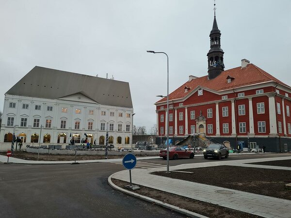 TÜ Narva kolledž ja Narva raekoda. Foto: Ants Animägi.