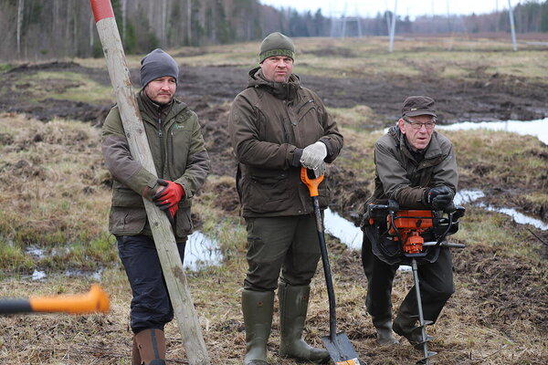 RMK looduskaitse tööjuhid koridori märgistusposte paigaldamas. Foto: Ants Animägi.