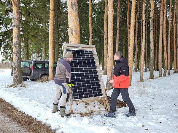 Tehnikaekspert Omar Neuland ja zooloog Tiit Hunt kullikaamera pildi edastamiseks vajalikku tehnikat paika sättimas. Foto: Kaidi Jõesalu