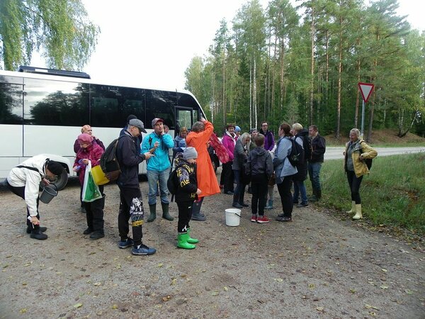 Saabumine matka alguspunkti, kus jagati näpunäiteid ja seati varustus korda. Metsa minnes tasub alati pihustada nii riietele kui ka katmata nahapinnale putukatõrjevahendit. Aga sel korral ei näinud me sääski üldse. Foto: Anatoli Tarassov