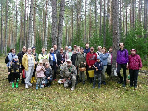 Viiekilomeetrine teekond on seljataga. Ühispilt kõigist, kes metsast välja jõudsid. Foto: Anatoli Tarassov