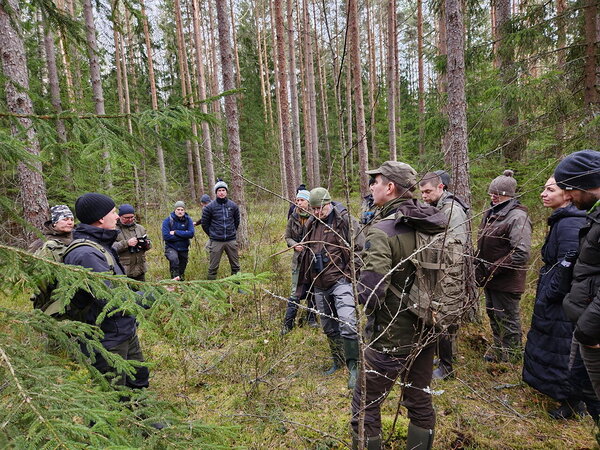 Tulevased metsiseseirajad kuulamas seiramise põhitõdesid. Foto: Kristi Kool