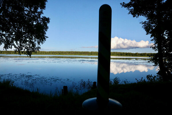 Piiripost ja Narva jõgi.