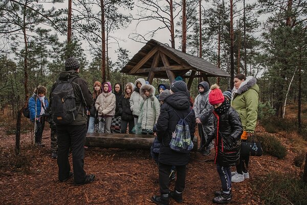 "Kuhu sa ka ei läheks, oled paratamatult ikka metsas," ütleb Maksim Eesti kohta. Fotol õpilastega Aegviidus Sõõriksoo rajal. Foto: Igor Tee