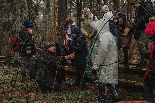 "Väga suur pluss on see, et saan aidata oma siinsetel kaasmaalastel tutvuda Eesti loodusega, kuna ma teen loodusretki nii ukraina lastele kui ka siinsetele vene keelt rääkivatele lastele," ütleb Maksim. Foto: Igor Tee