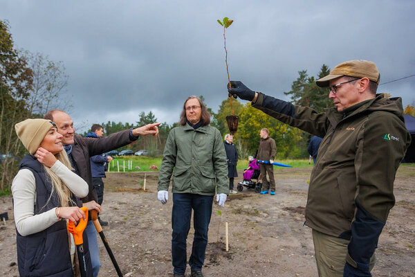 Külalised istutasid jõe kaldale mõnikümmend musta leppa ja mändi, et jõeäärne saaks tagasi oma rohelise ilme. Foto: Arno Mikkor