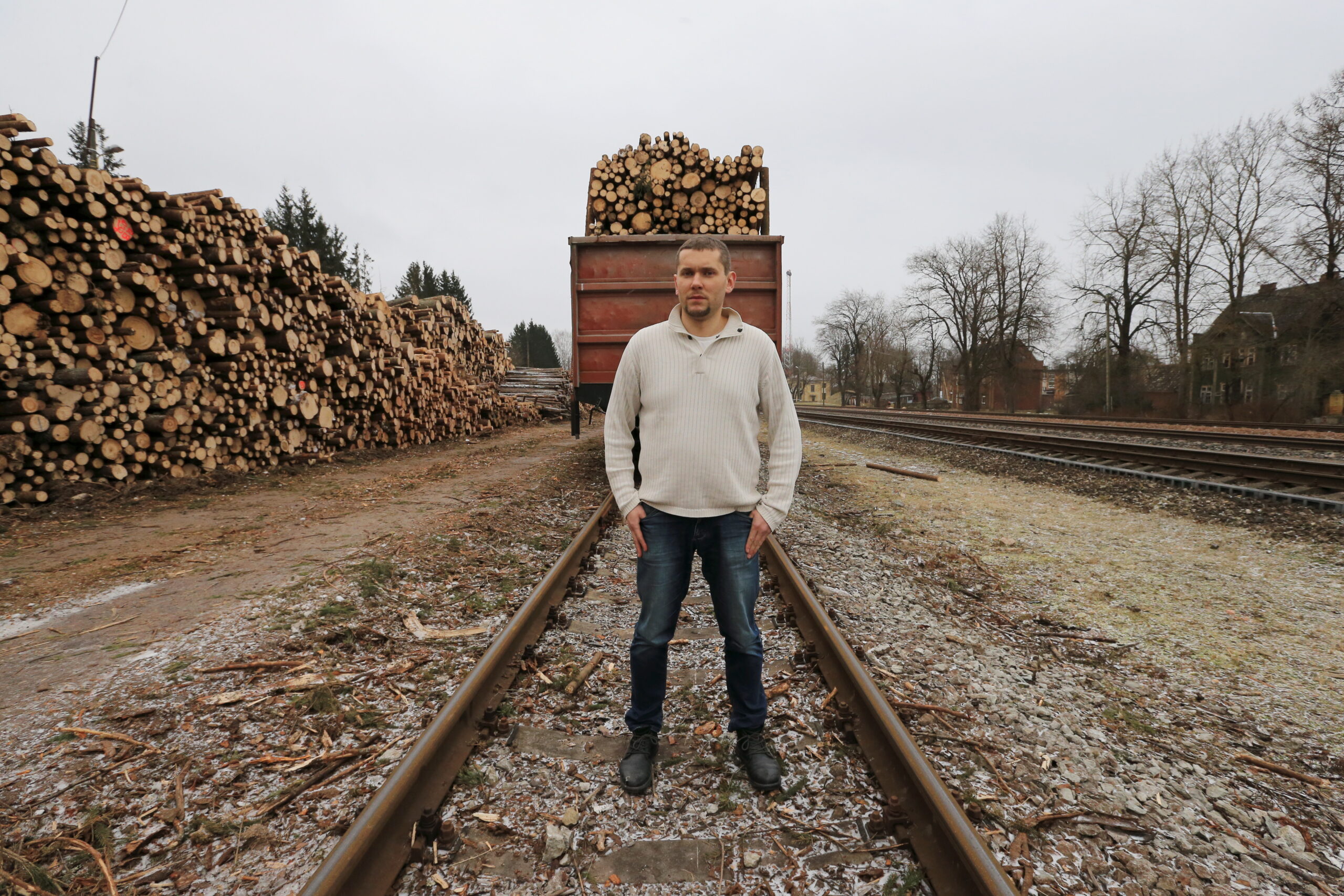 Tallinna Tehnikaülikooli professor ja puidutehnoloogia labori juhataja Jaan Kers Jaan Kers palkide taustal