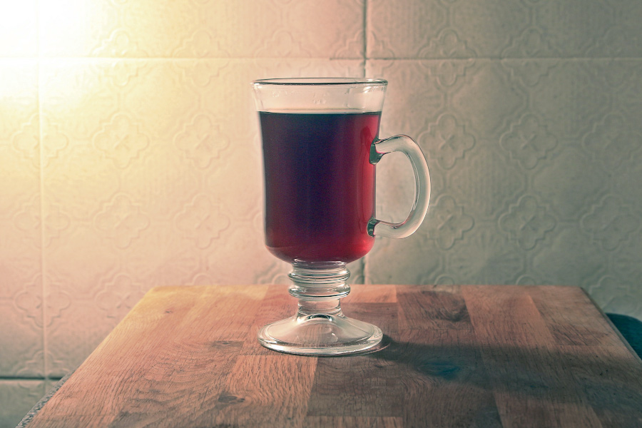 Musta pässiku tee klaasis