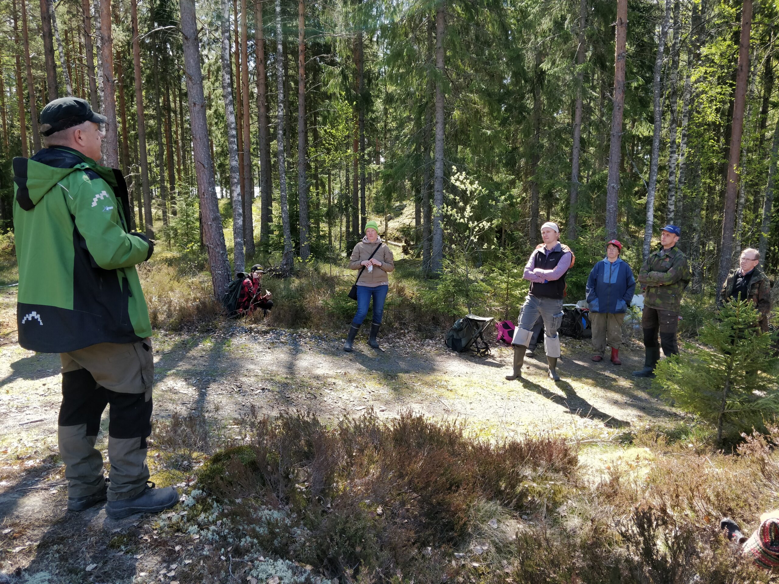 Inimesed kuulamas ohutusnõudeid