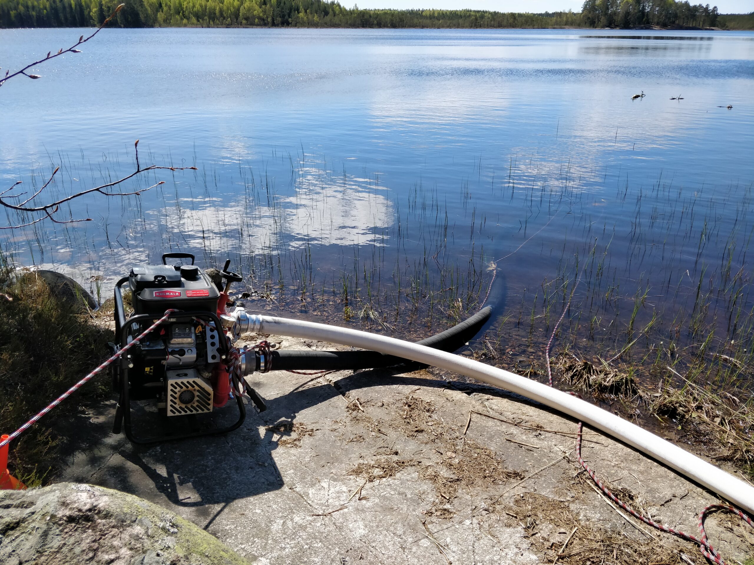 Veepump järve ääres