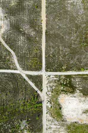 2008. aastal põles siin mets. Droonifotol vasakul on majandusmets, kus tehti pärast kahjutuld lageraie ja istutati männid. Roheline riba on kaskedest puhvertsoon. Paremal üleval on sihtkaitsevöönd, kus pole tehtud midagi. Paremal all on piiranguvöönd, kus tehti raie, kuid nüüdseks on ala kujundatud kõre elupaigaks.