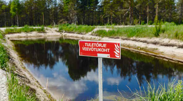 RMK on rajanud metsa 300 kilomeetrit tulekaitseribasid ja 79 tuletõrje veevõtukohta. RMK külastusaladel on spetsiaalsed lõkkekohad – 708 lõkkeaset, millest 309 on kattega. Tuletõrje veevõtukoht