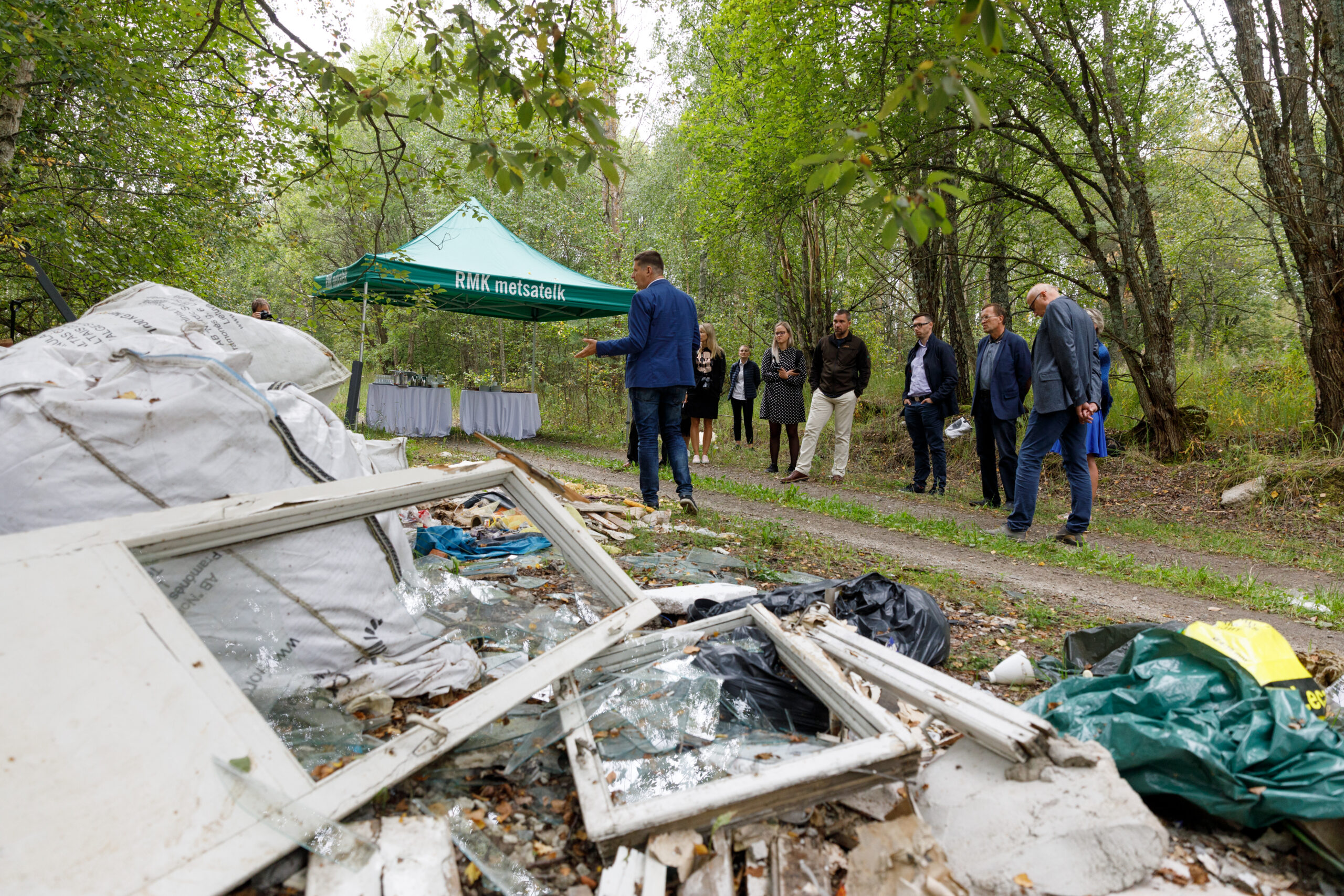 Metsast välja toodud prügi