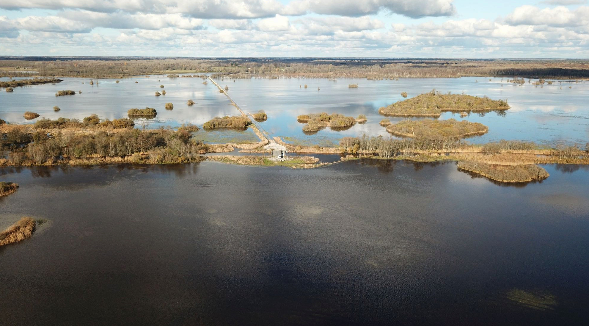 Vaade Kasari jõe delta luhtadele, Rõude jõele, sild-regulaatorile ja Ranna teele