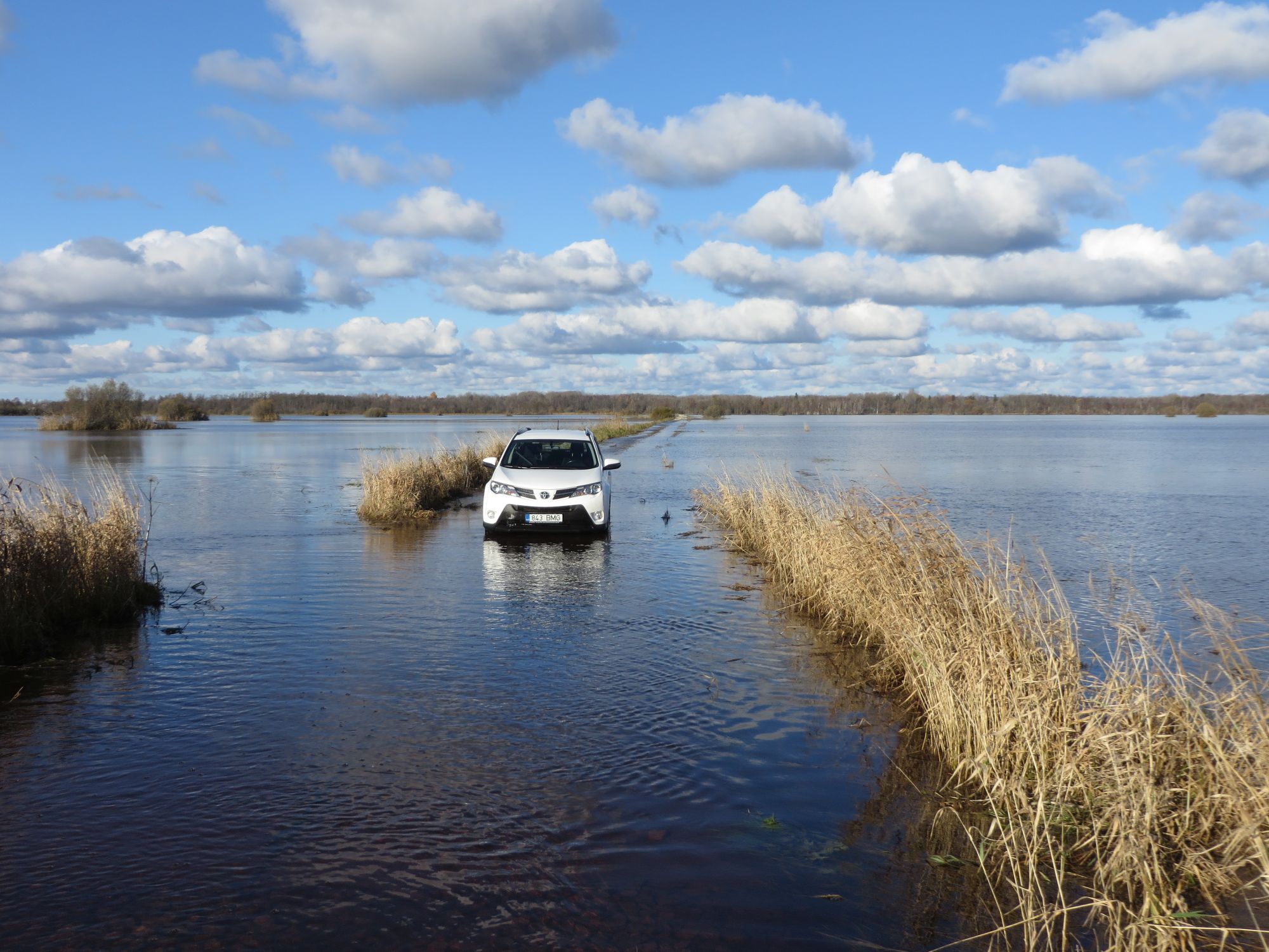 Auto vee sees lõunapoolses läbivoolukohas üleujutuse ajal
