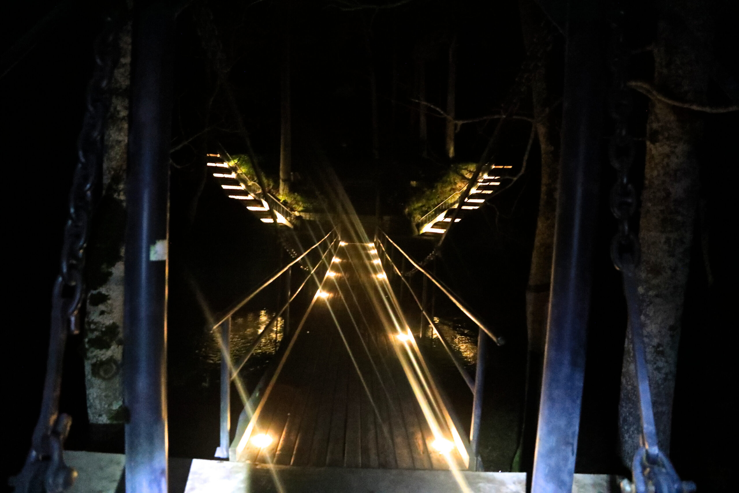 Valgustatud sild pimedas