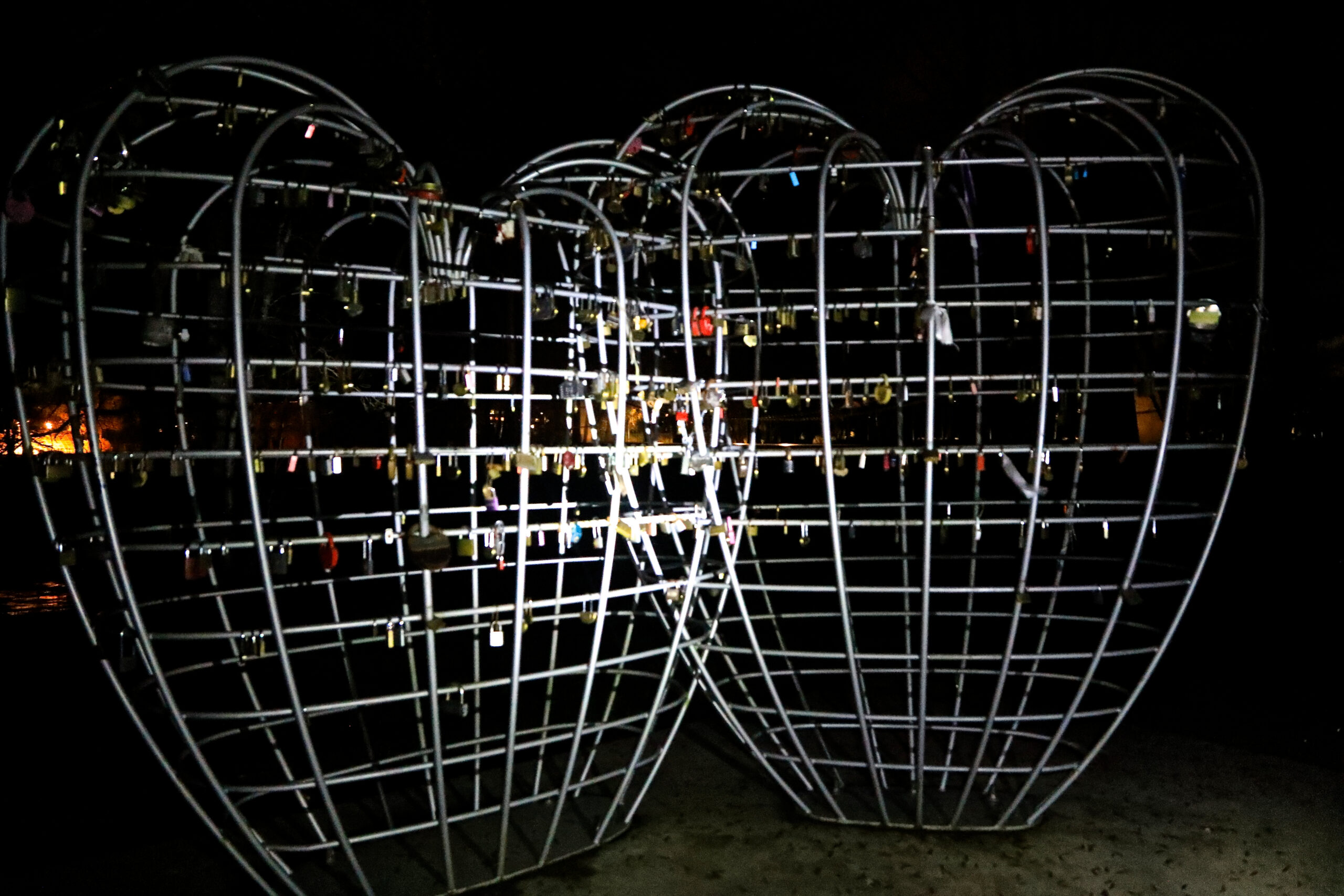 Mati Karmini südamepujuline skulptuur ja võresein