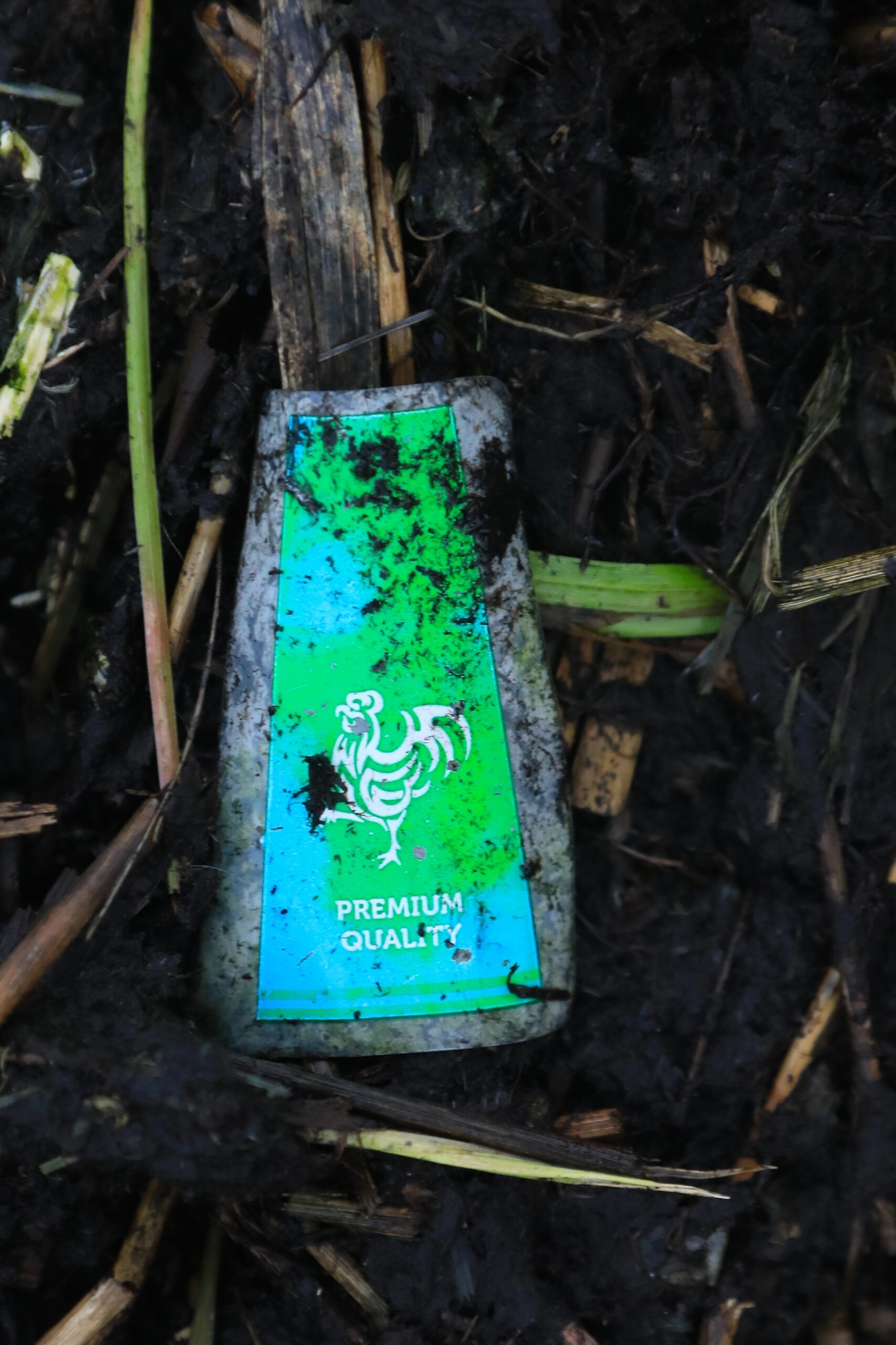 Merelt uhutud prügi rannas