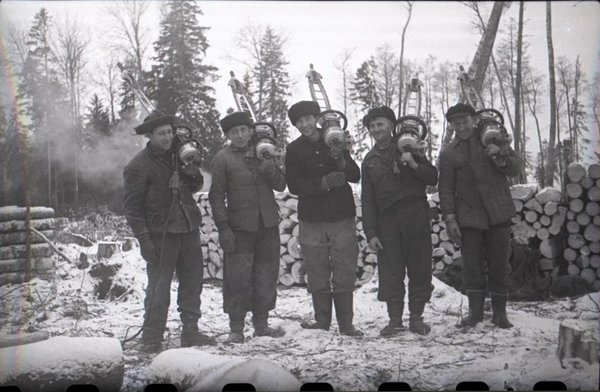 1945 – moodustati maakondade metsatööstuskeskused