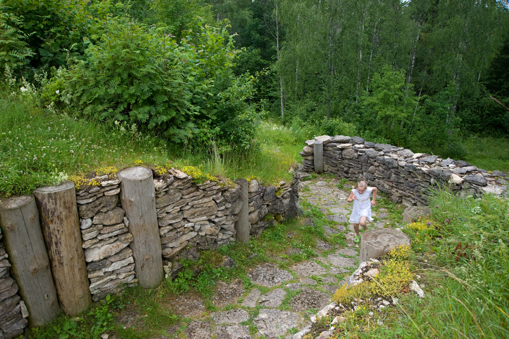 Varbola linnuse värav mäest üles