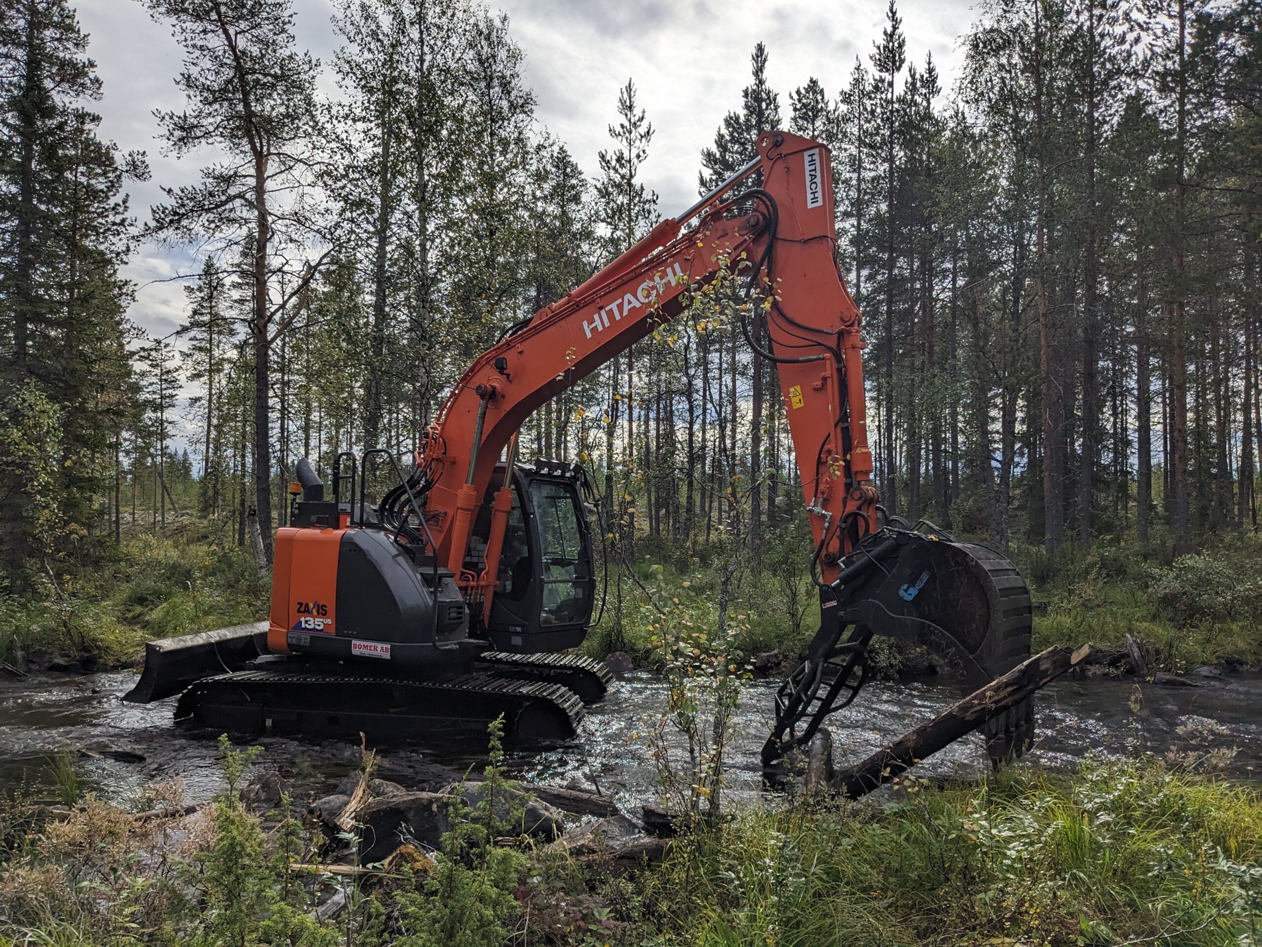 Ekskavaator taastamas ühte palgiparvetusjõgedest.