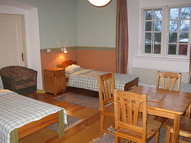 Room with 2 small beds