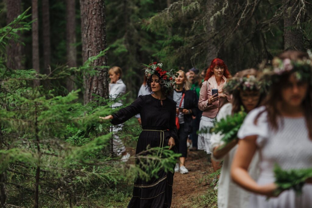 Matkagrupp metsarajal kõndimas