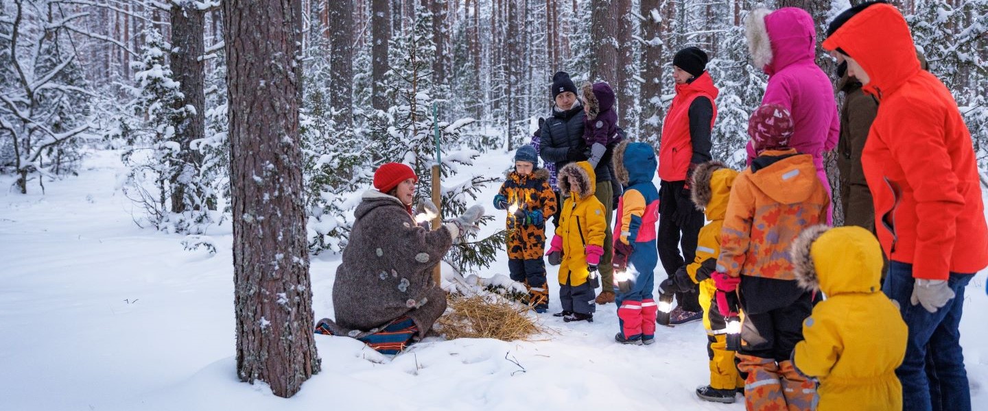 Lapsed metsas talvel