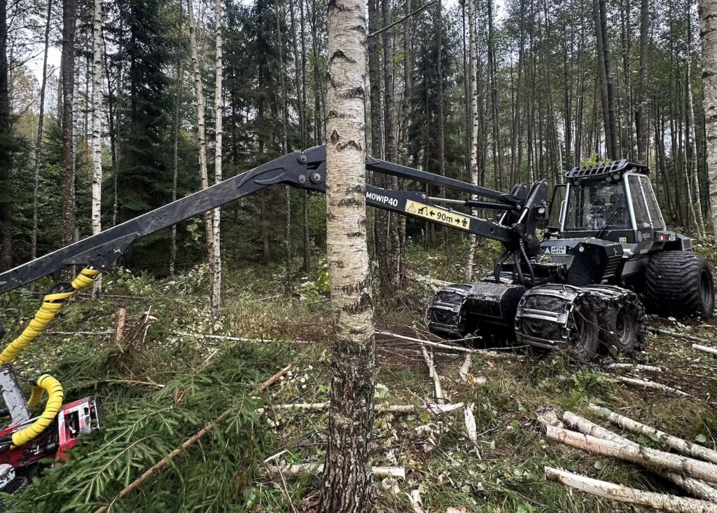 Väike harvester metsas