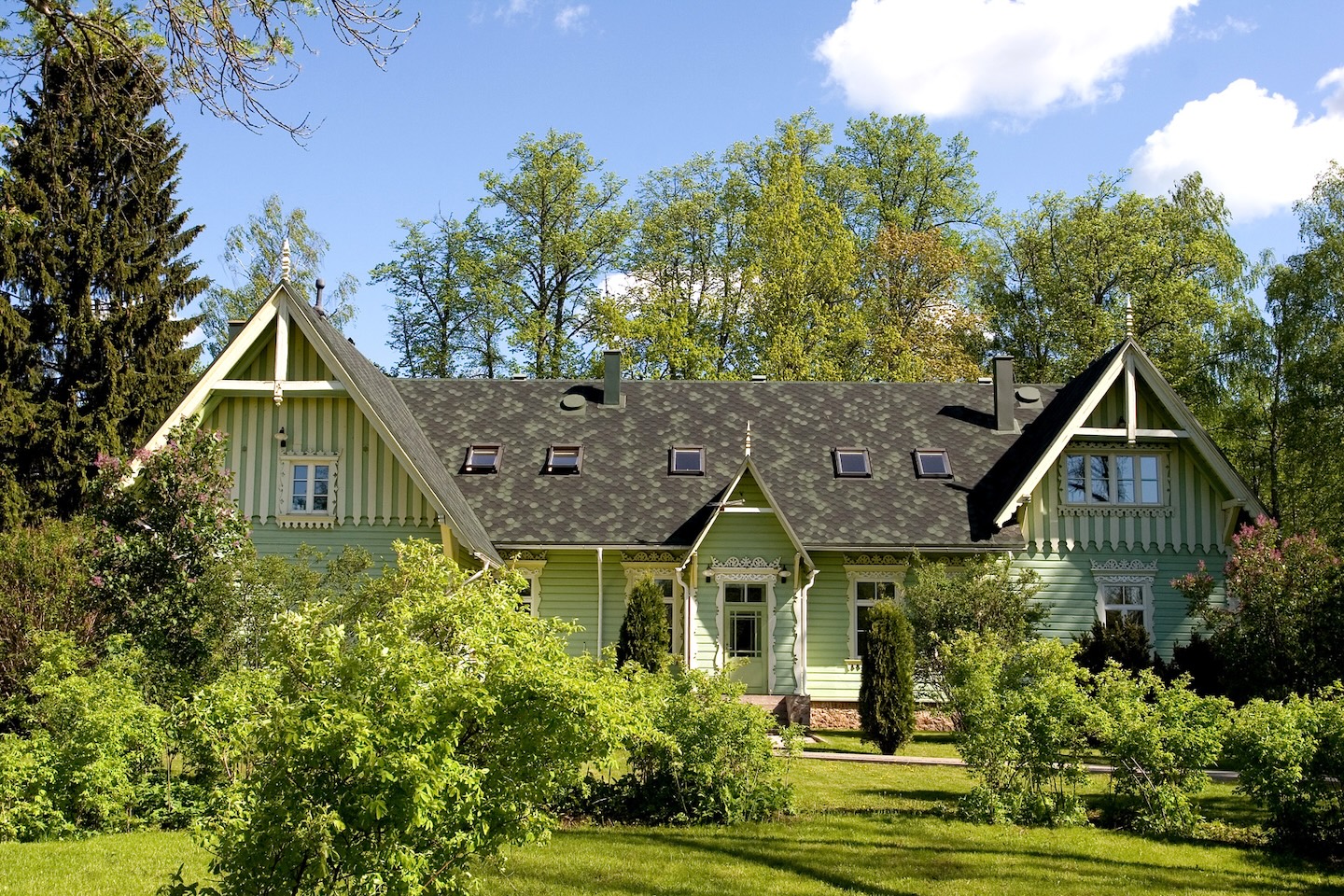 Tsaariaegse puitarhitektuuri musternäide – Pikknurme kontor.